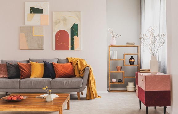 Canapea cu perne colorate și mobilier din lemn